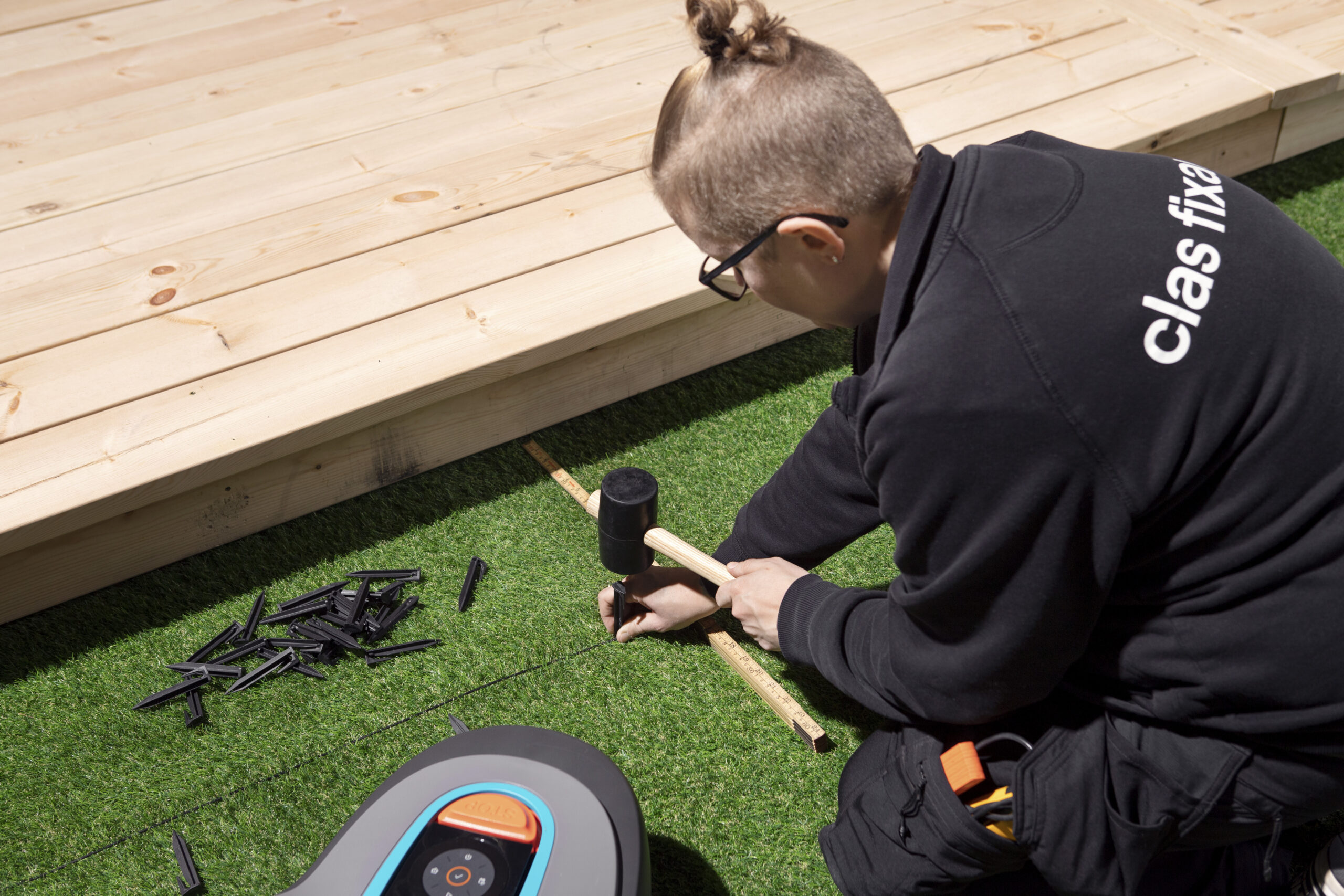 Installera eluttag till basstation för robotgräsklippare