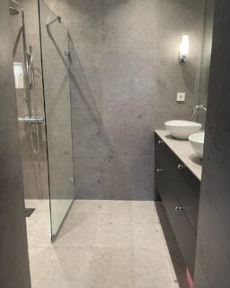 BADRUMSDRÖM 💭
Det är riktigt häftigt att följa ett renoveringsarbete och alla olika steg. Från att ha en vision, till att få ner det på papper och slutligen få se resultatet i verkligheten. 

Detta badrum blev helt i stil med kundens önskemål med bland annat inbyggda hyllor i väggen med belysning för förvaring av hygienartiklar 🧴🧼 10/10 🙌🏼

#clasfixare #clasohlson #bygg #renovering #badrum #badrumsrenovering #badrumsinspo #kakel #badrumsinspiration #byggbolag #hemmafix #husochhem #föreochefter #föreochefterrenovering #bygganytt #bygganyttbadrum #hantverkare #vvs #badrumsdrömmar #stockholm #göteborg #malmö #uppsala