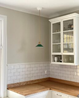 Här har vi ännu en fantastisk köksförvandling 🤩 

Hemma hos @villaskolan har de återanvänt sitt gamla kök och fräschat upp för att matcha sitt nya boende🏡 Det stora vackra högskåpet är ett blocketfynd som målats om och som sedan vår elektriker installerat in el till 💡 Vackert! 👏🏻

#clasfixare #clasohlson #bygg #byggföretag #renovering #renovera #hantverkare #snickare #elektriker #målare #vvs #kök #köksinspiration #sekelskifteshus #sekelskifteshem #köksinspo #köksinredning #köksrenovering #renoverakök #kökföreochefter #föreefter #stockholm #göteborg #malmö #uppsala #hemmafix #husochhem