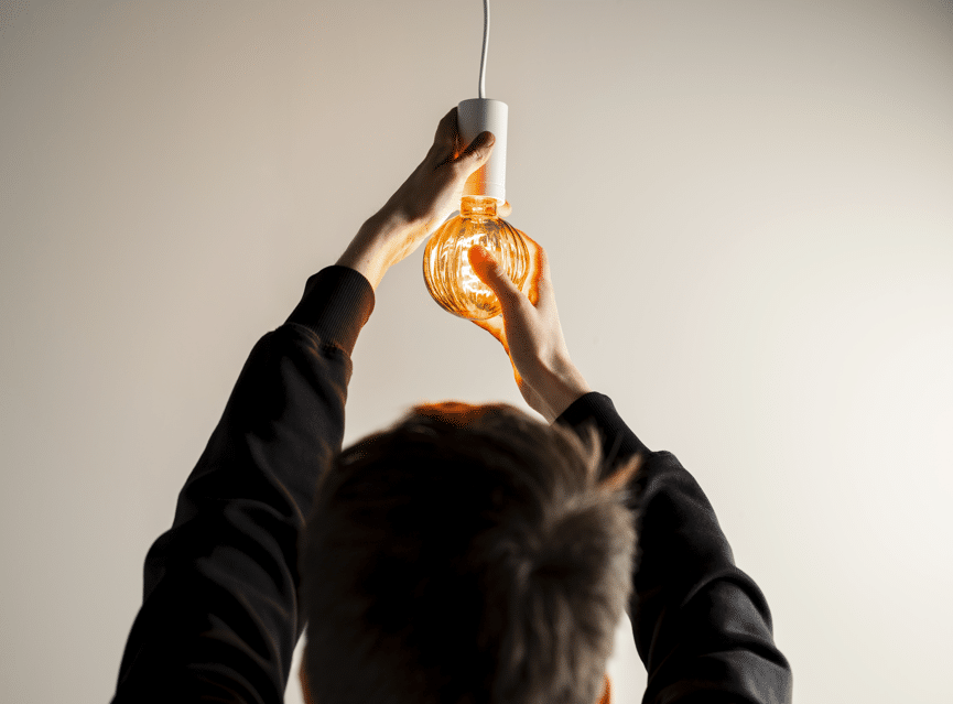 Elektriker från Clas Fixare installerar belysning med rotavdrag