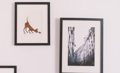 sätta upp tavlor på betongvägg