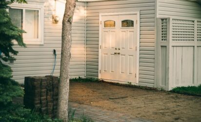 Stenläggning runt huset