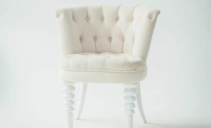 hur får man bort ögonbrynsfärg från möbler