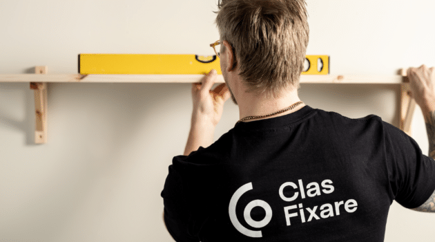 Anlita snickare och få hjälp att sätta upp hyllor