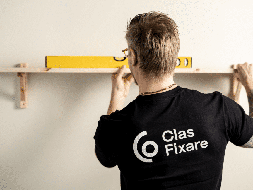 Anlita snickare och få hjälp att sätta upp hyllor