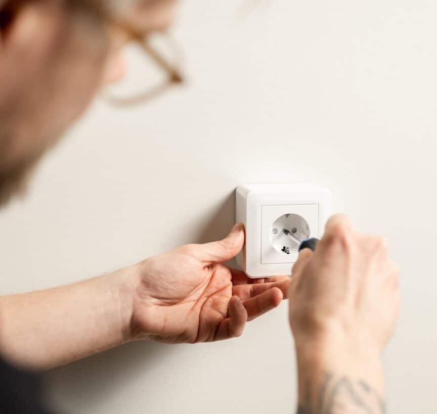 Elektriker flytta vägguttag